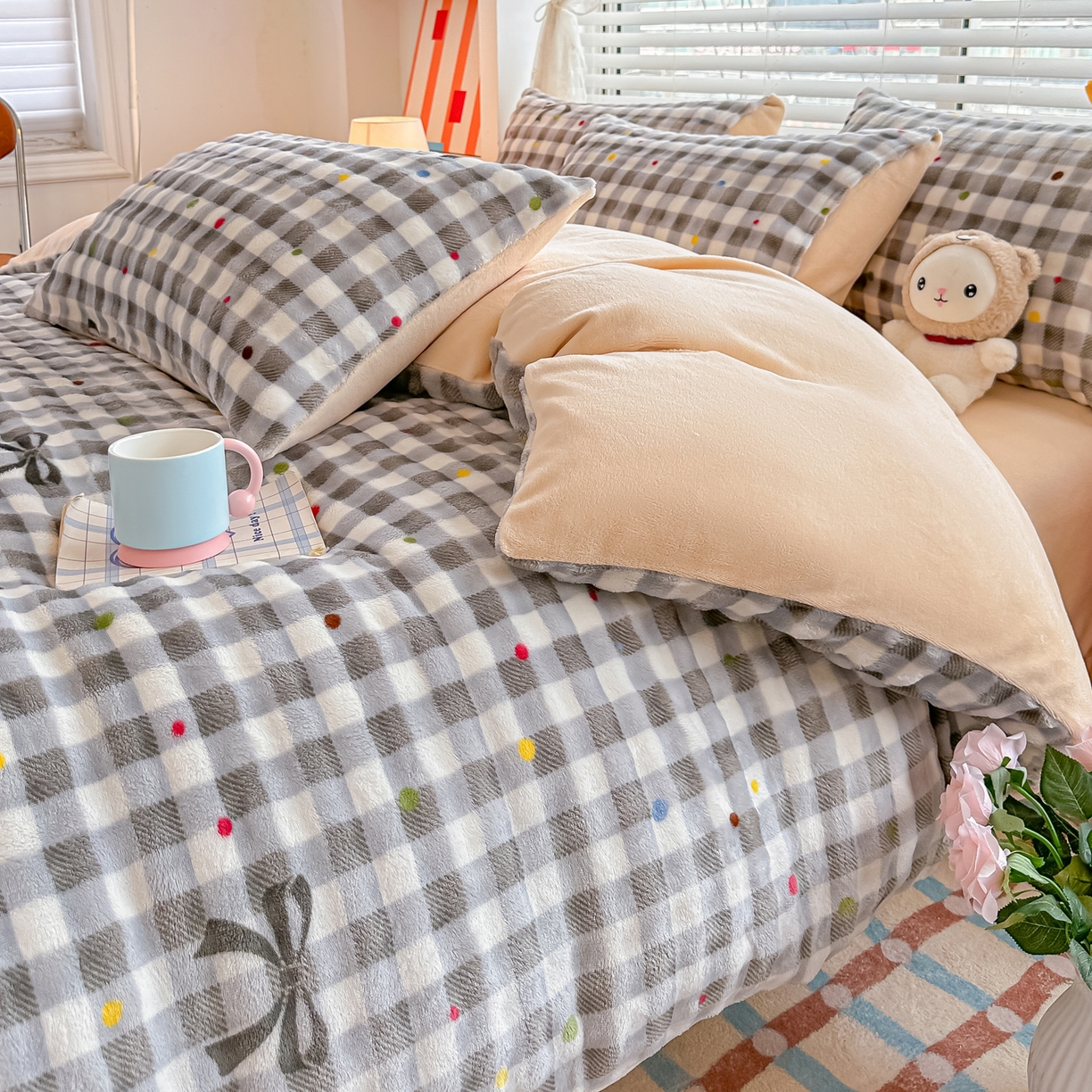 91家纺网 家纺一手货源 找家纺 归属 2025新款牛奶绒泡泡绒四件套 灰格韵