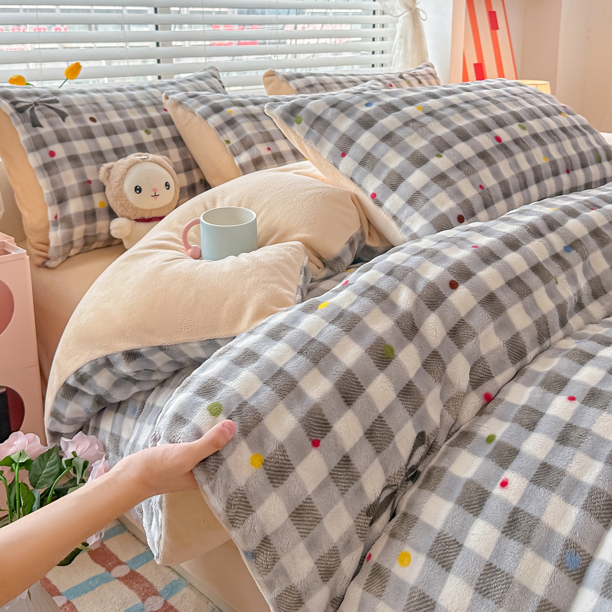 91家纺网 家纺一手货源 找家纺 归属 2025新款牛奶绒泡泡绒四件套 灰格韵