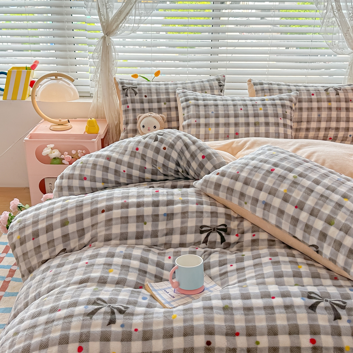 91家纺网 家纺一手货源 找家纺 归属 2025新款牛奶绒泡泡绒四件套 灰格韵