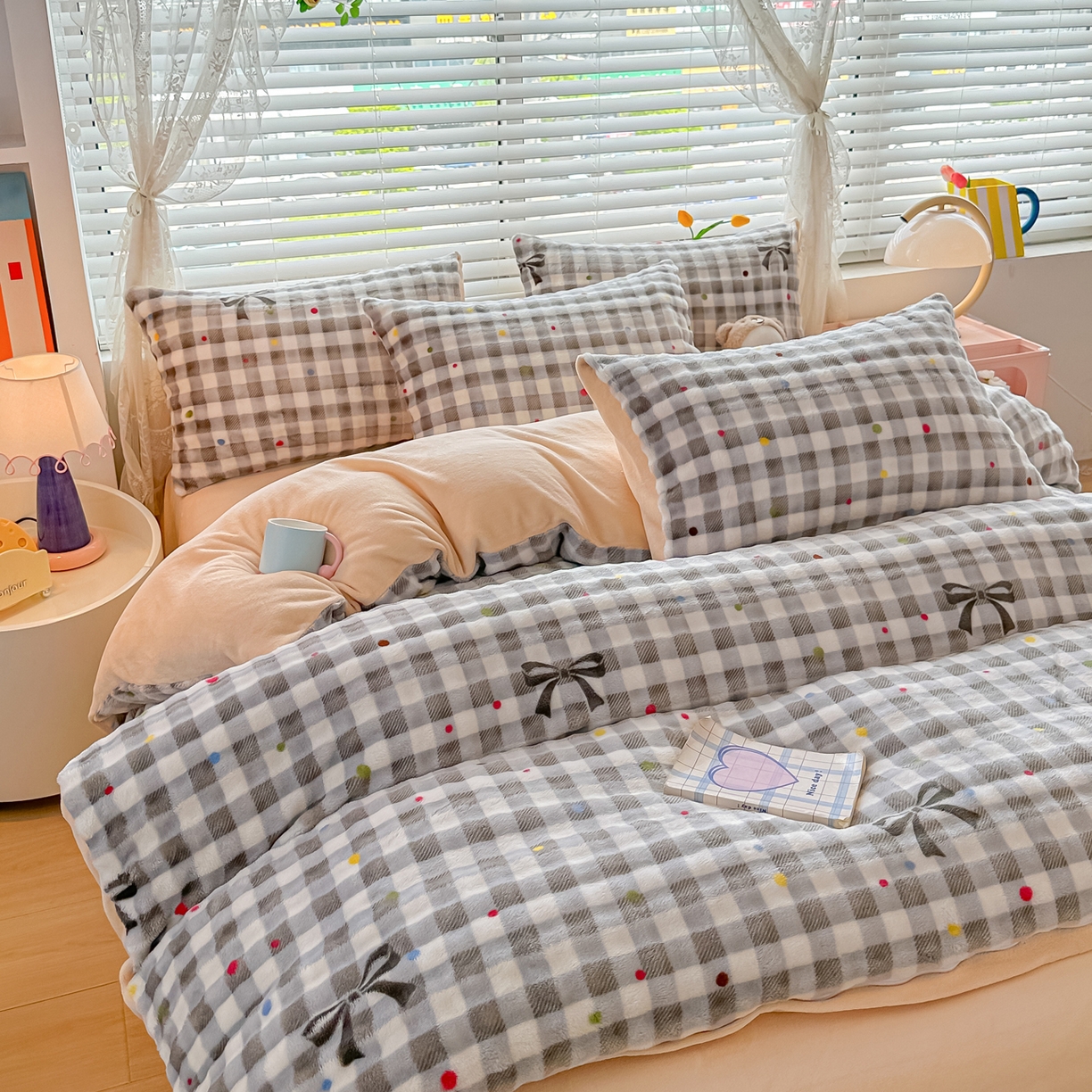 91家纺网 家纺一手货源 找家纺 归属 2025新款牛奶绒泡泡绒四件套 灰格韵