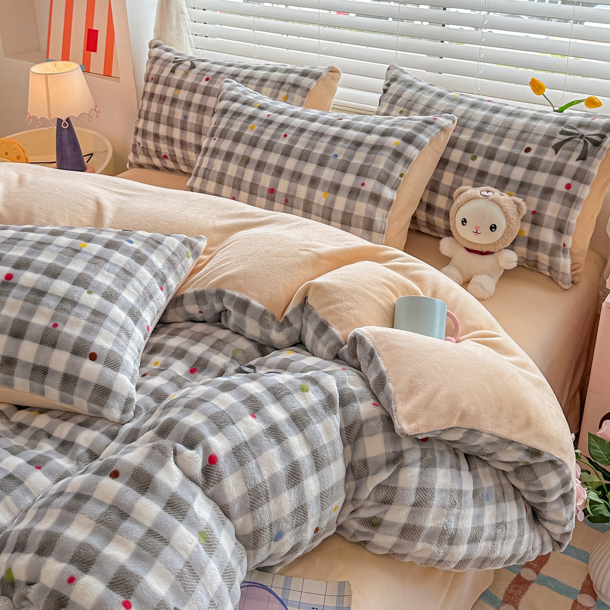 91家纺网 家纺一手货源 找家纺 归属 2025新款牛奶绒泡泡绒四件套 灰格韵