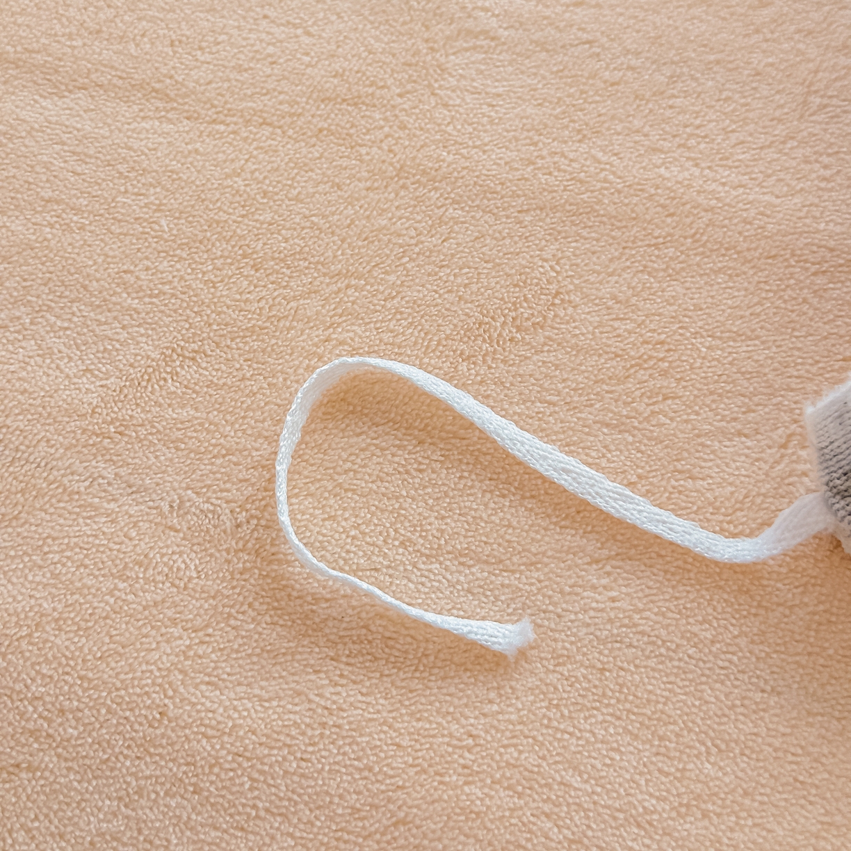 91家纺网 家纺一手货源 找家纺 归属 2025新款牛奶绒泡泡绒四件套 灰格韵