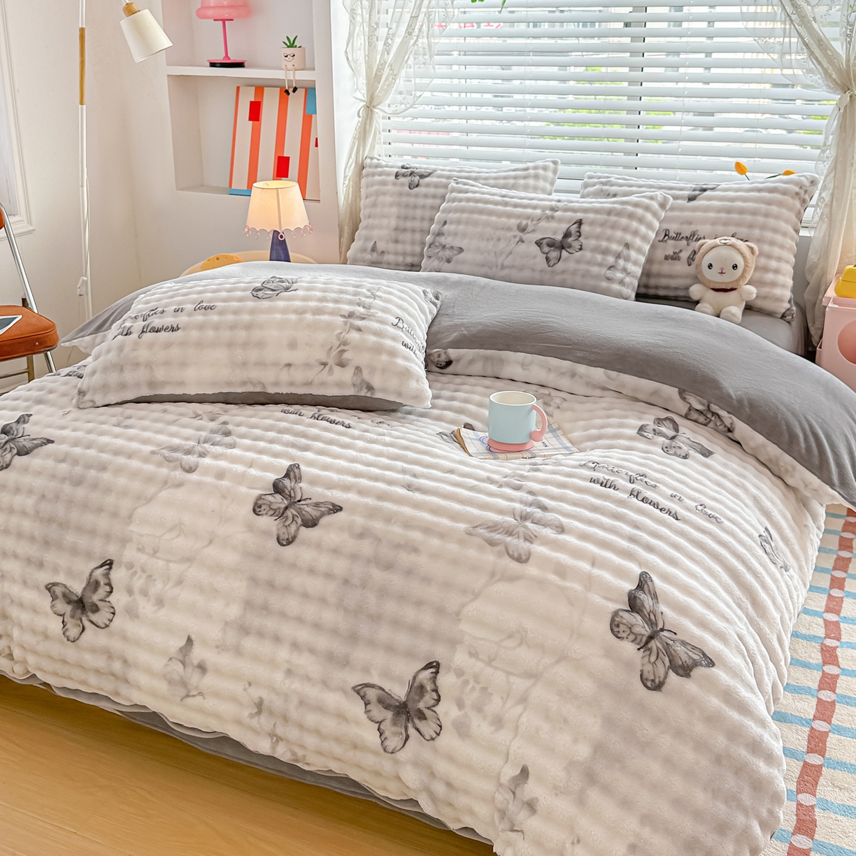 91家纺网 家纺一手货源 找家纺 归属 2025新款牛奶绒泡泡绒四件套 灰蝴蝶