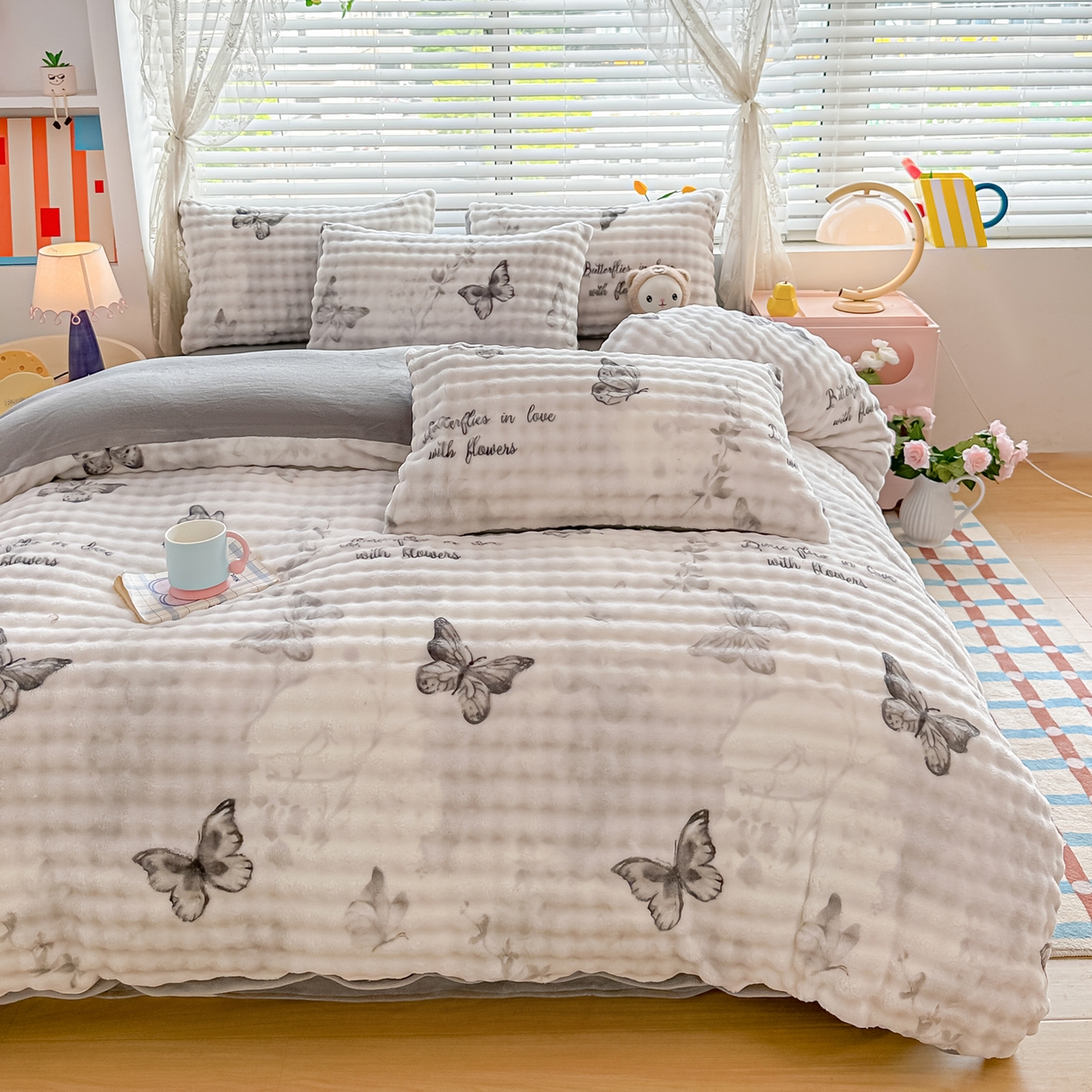 91家纺网 家纺一手货源 找家纺 归属 2025新款牛奶绒泡泡绒四件套 灰蝴蝶