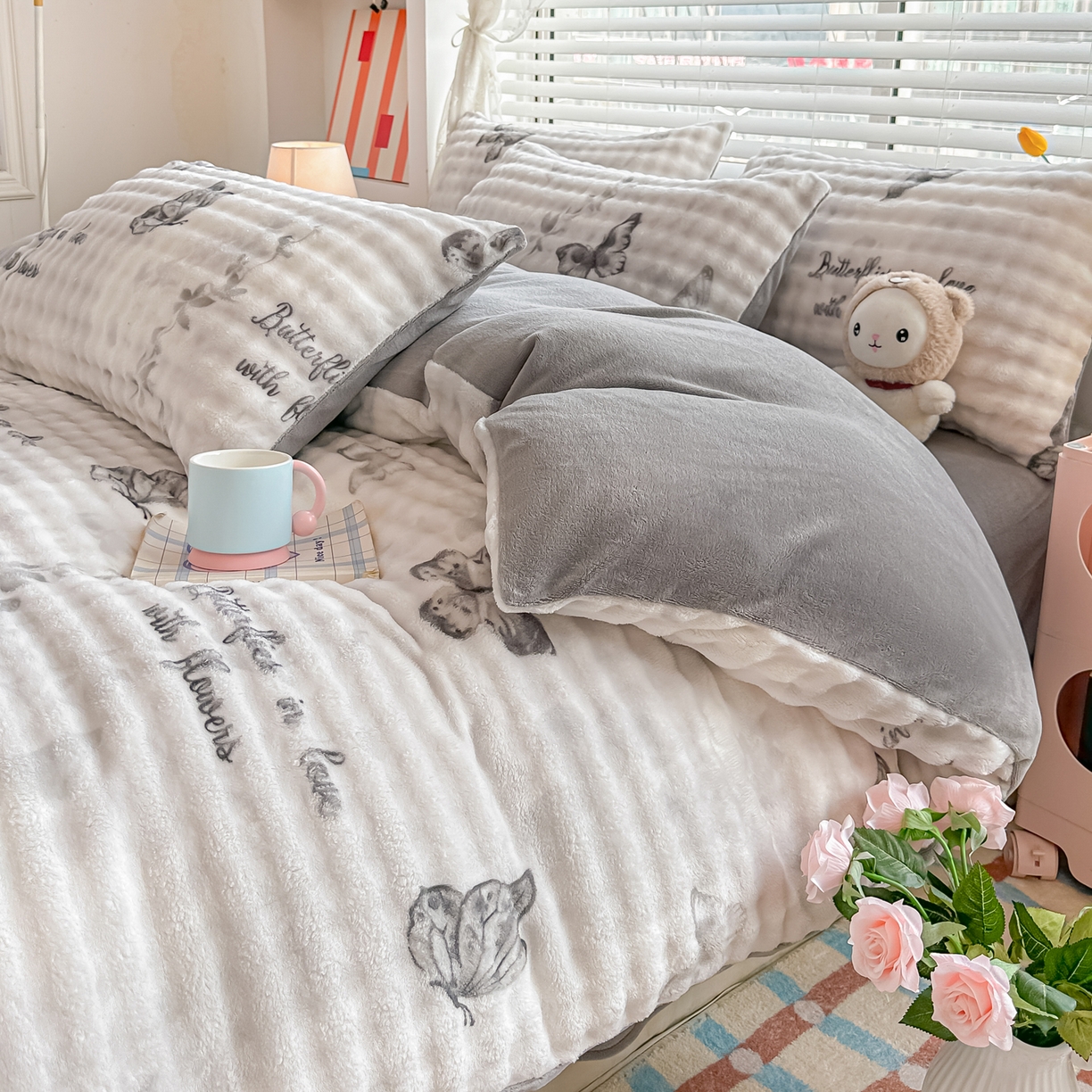 91家纺网 家纺一手货源 找家纺 归属 2025新款牛奶绒泡泡绒四件套 灰蝴蝶