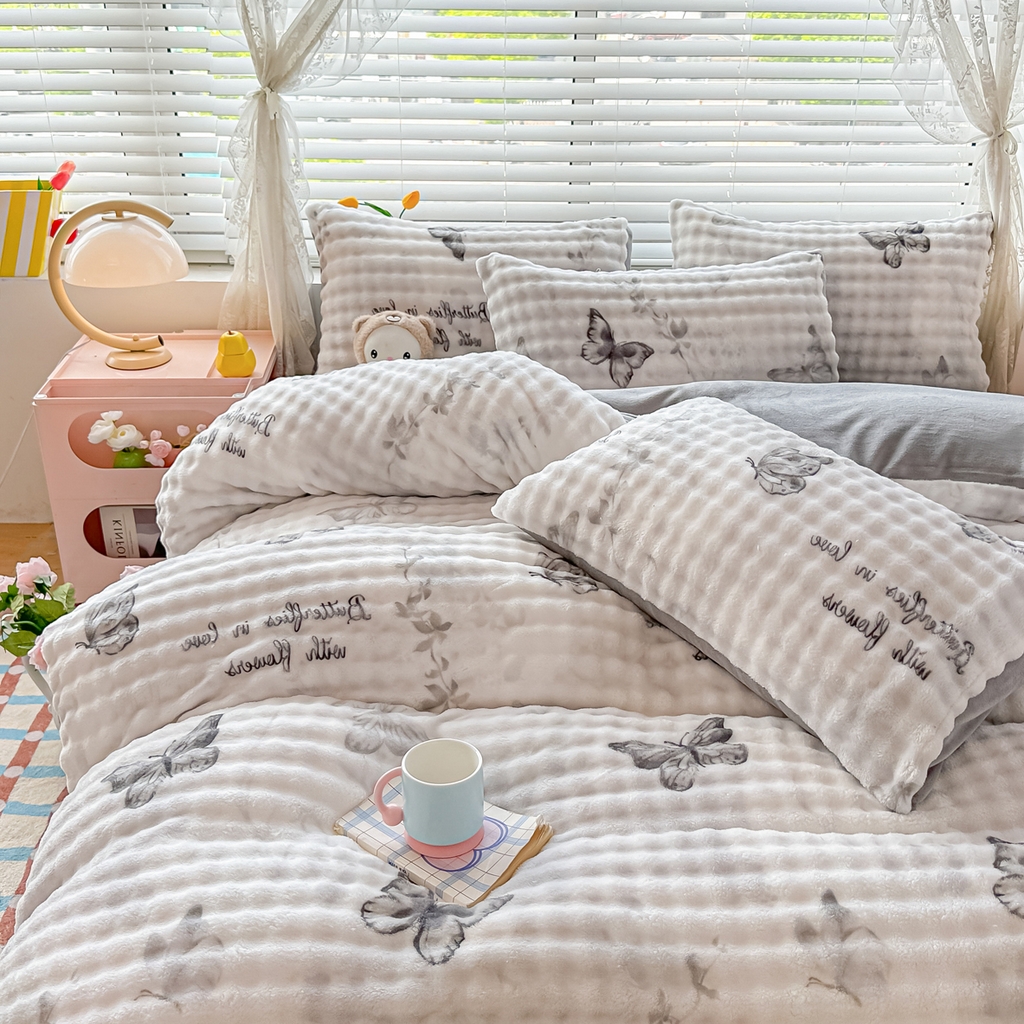 91家纺网 家纺一手货源 找家纺 归属 2025新款牛奶绒泡泡绒四件套 灰蝴蝶