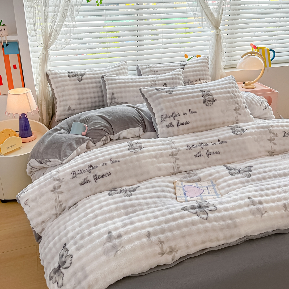 91家纺网 家纺一手货源 找家纺 归属 2025新款牛奶绒泡泡绒四件套 灰蝴蝶
