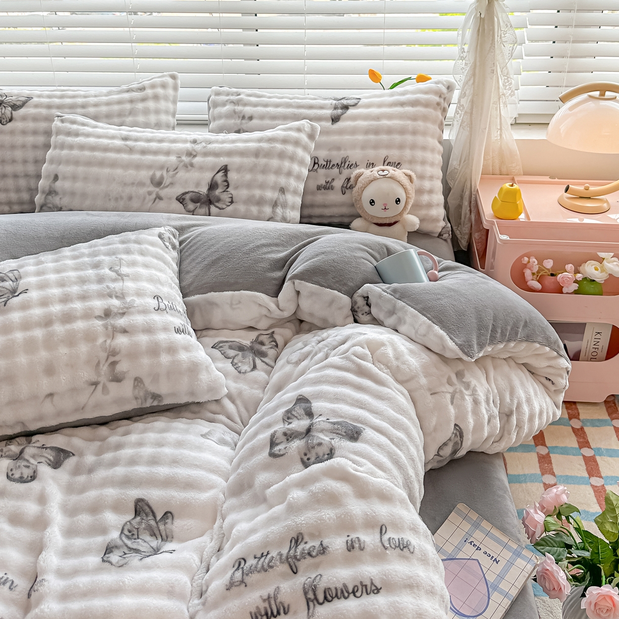 91家纺网 家纺一手货源 找家纺 归属 2025新款牛奶绒泡泡绒四件套 灰蝴蝶