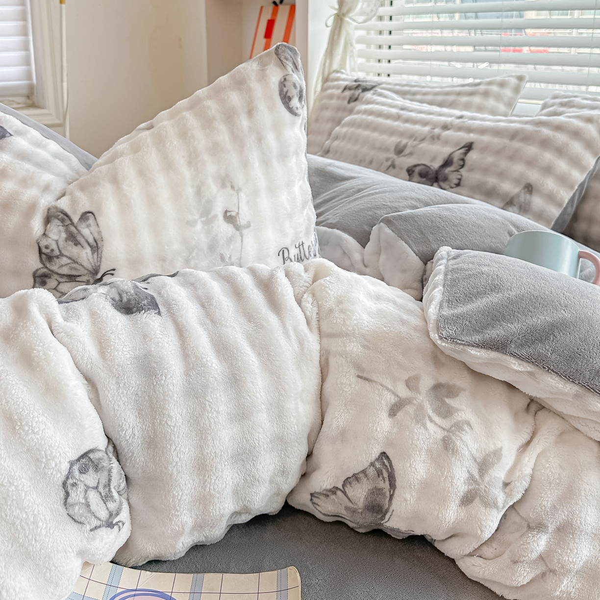 91家纺网 家纺一手货源 找家纺 归属 2025新款牛奶绒泡泡绒四件套 灰蝴蝶