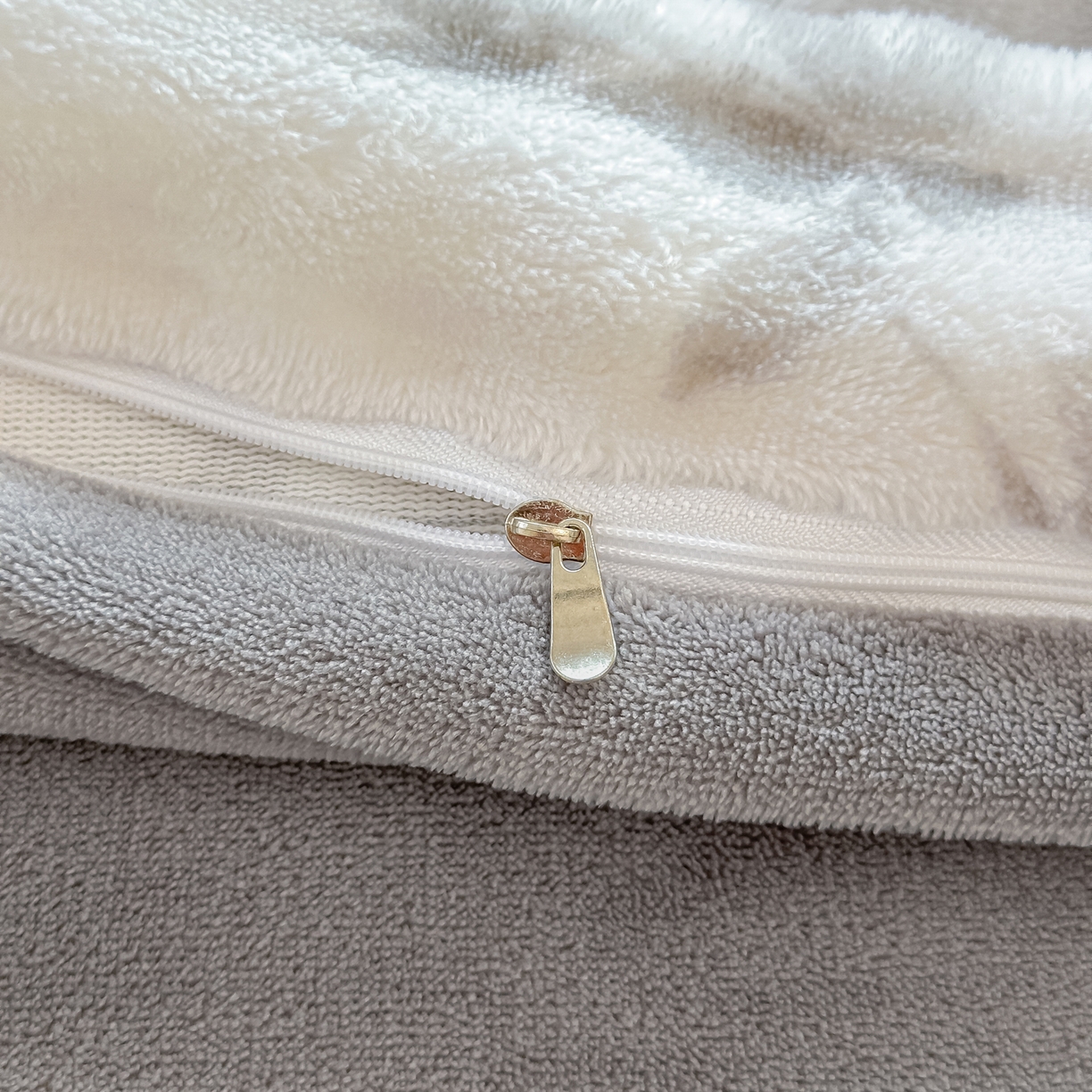 91家纺网 家纺一手货源 找家纺 归属 2025新款牛奶绒泡泡绒四件套 灰蝴蝶