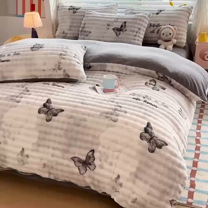 91家纺网 家纺一手货源 找家纺 归属 2025新款牛奶绒泡泡绒四件套 灰蝴蝶