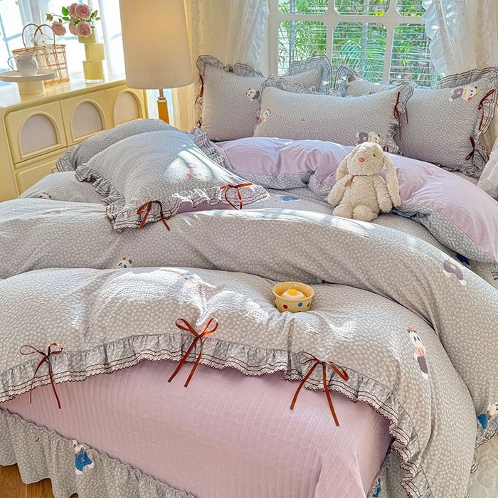 91家纺网 家纺一手货源 找家纺 韩约家纺 2025新款韩约1韩式蝴蝶结床盖款棉麻四件套 熊仔萌萌