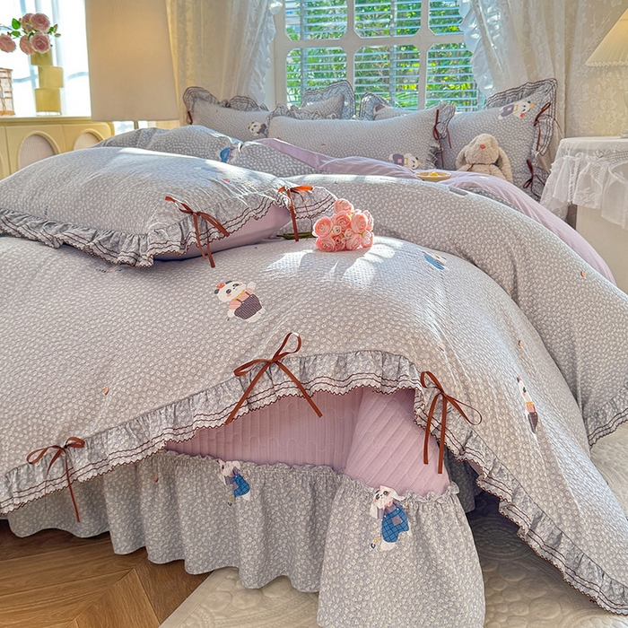 91家纺网 家纺一手货源 找家纺 韩约家纺 2025新款韩约1韩式蝴蝶结床盖款棉麻四件套 熊仔萌萌