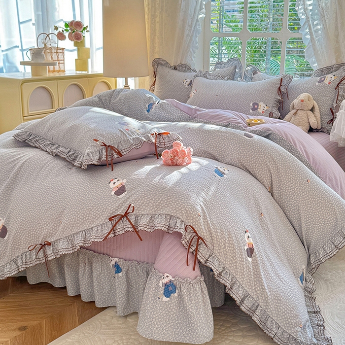 91家纺网 家纺一手货源 找家纺 韩约家纺 2025新款韩约1韩式蝴蝶结床盖款棉麻四件套 熊仔萌萌