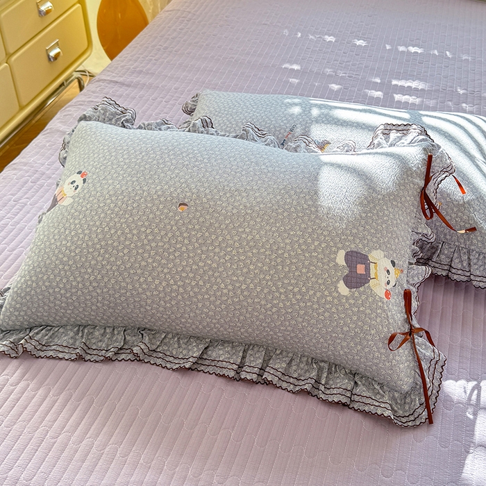 91家纺网 家纺一手货源 找家纺 韩约家纺 2025新款韩约1韩式蝴蝶结床盖款棉麻四件套 熊仔萌萌