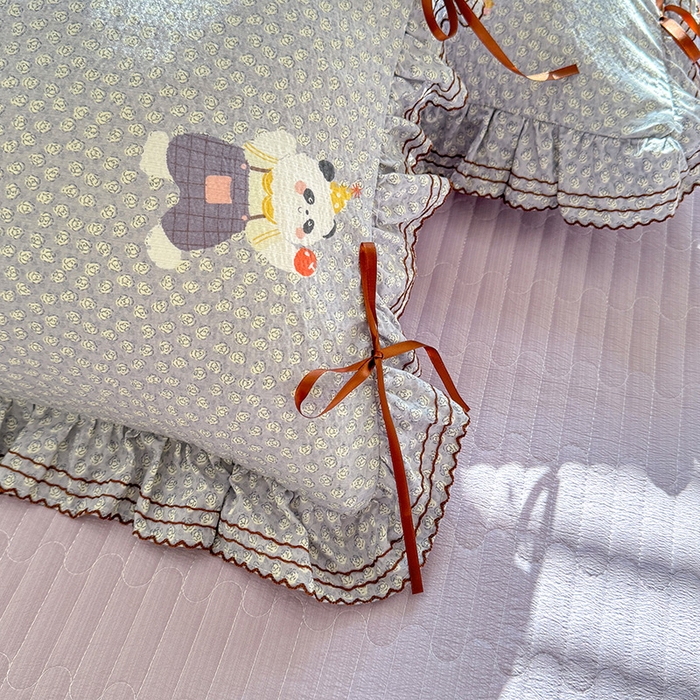 91家纺网 家纺一手货源 找家纺 韩约家纺 2025新款韩约1韩式蝴蝶结床盖款棉麻四件套 熊仔萌萌