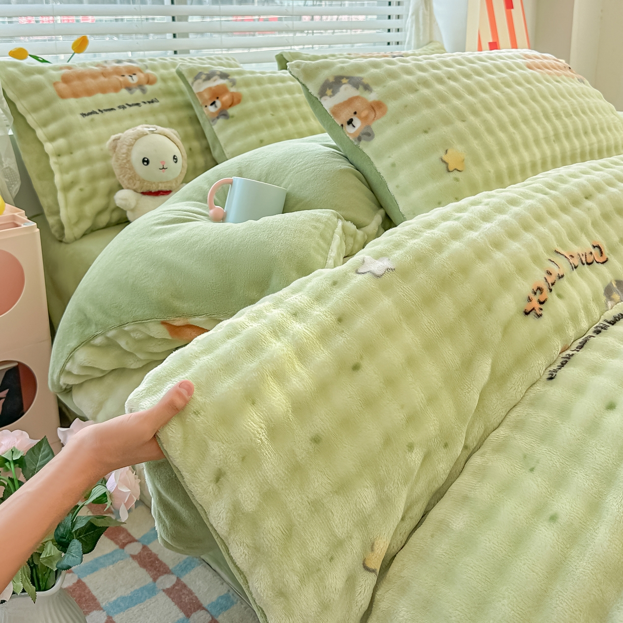 91家纺网 家纺一手货源 找家纺 归属 2025新款牛奶绒泡泡绒四件套 趴趴熊