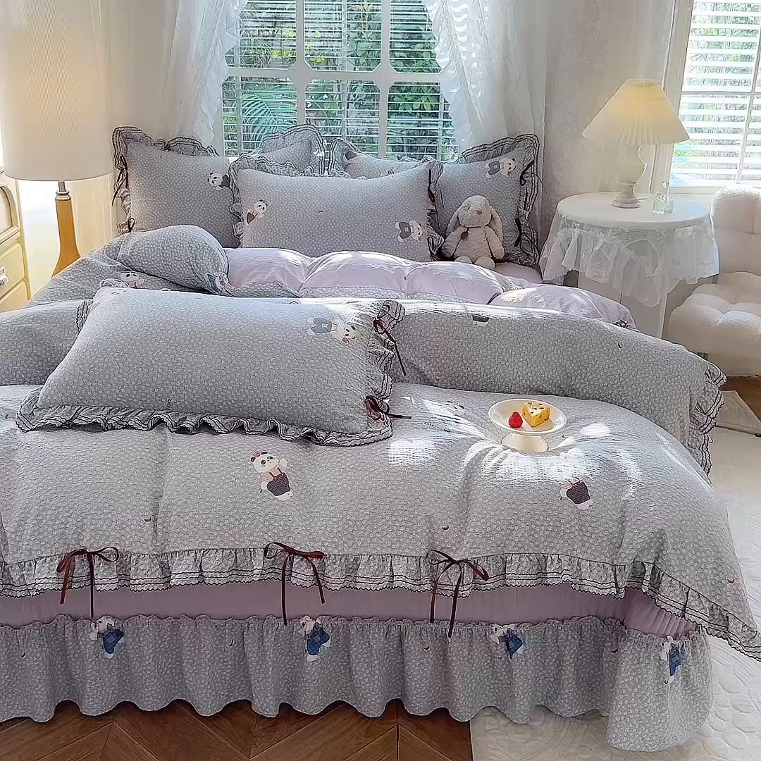 91家纺网 家纺一手货源 找家纺 韩约家纺 2025新款韩约1韩式蝴蝶结床盖款棉麻四件套 熊仔萌萌