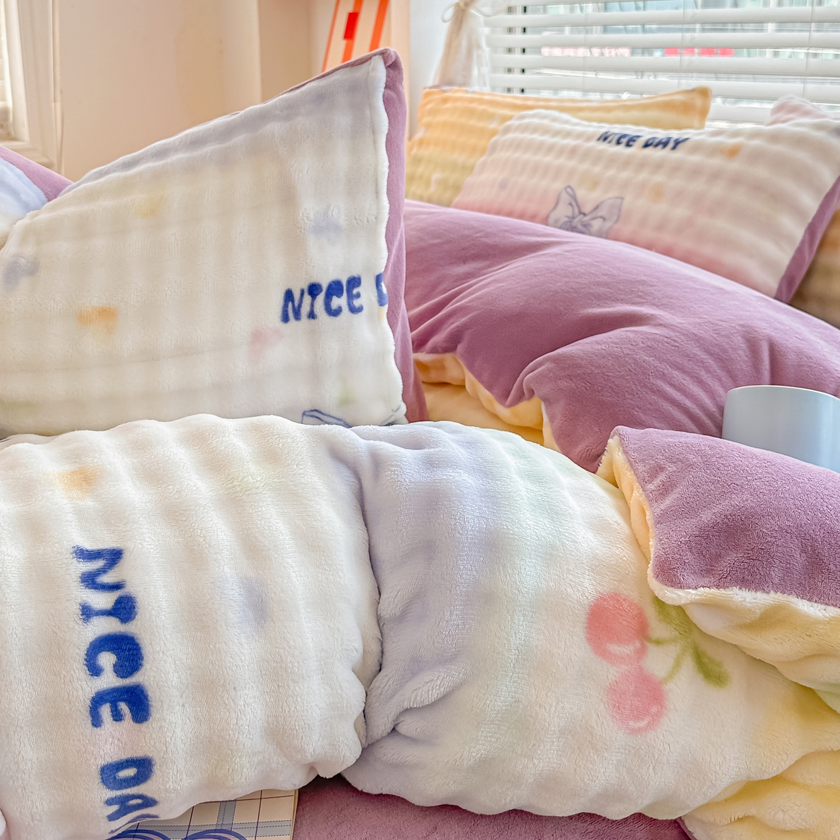 91家纺网 家纺一手货源 找家纺 归属 2025新款牛奶绒泡泡绒四件套 樱桃儿