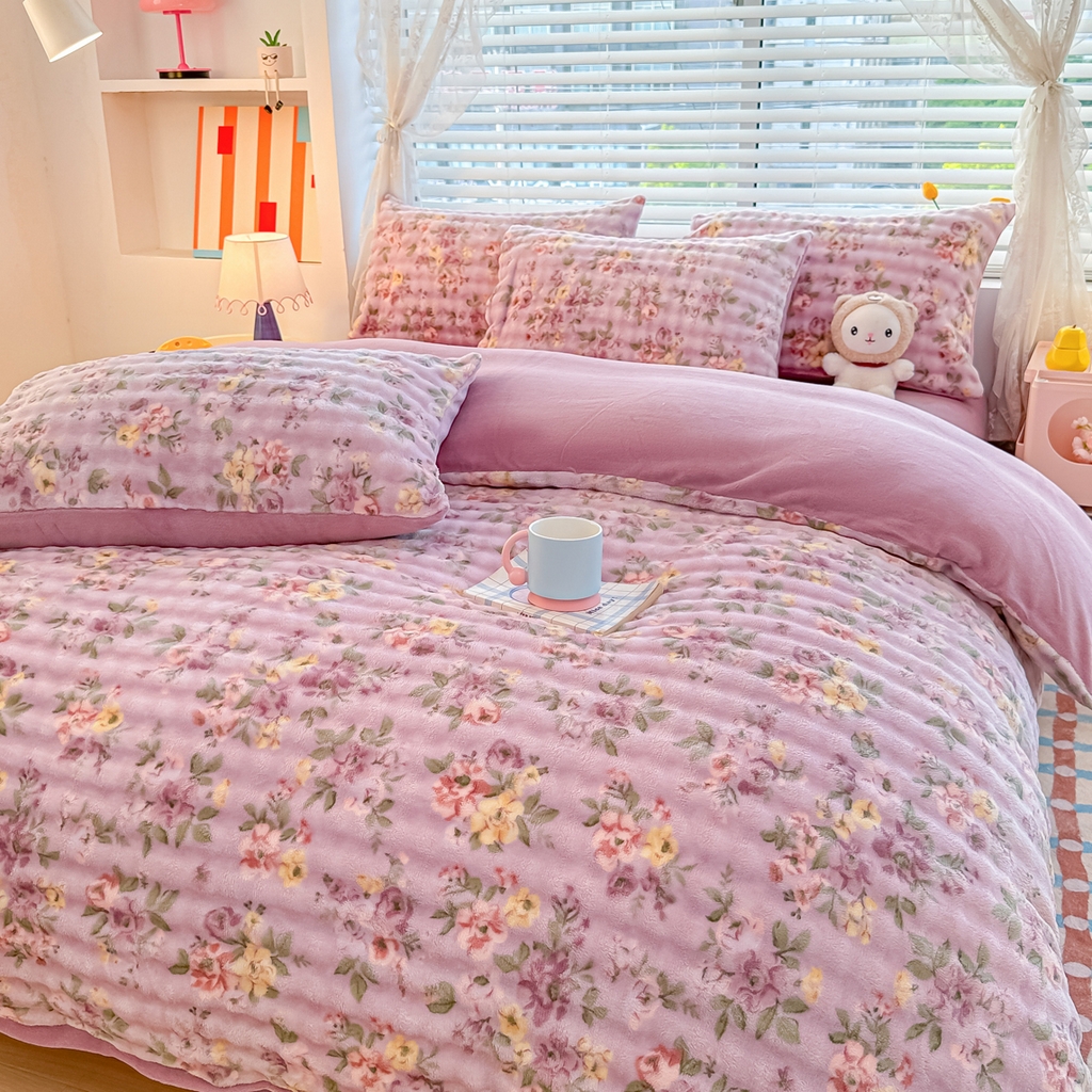 91家纺网 家纺一手货源 找家纺 归属 2025新款牛奶绒泡泡绒四件套 紫萝花