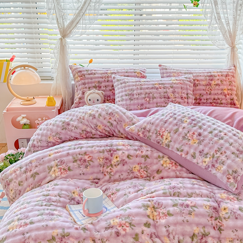 91家纺网 家纺一手货源 找家纺 归属 2025新款牛奶绒泡泡绒四件套 紫萝花