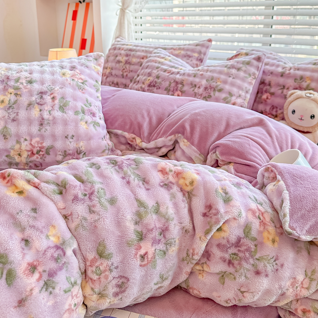 91家纺网 家纺一手货源 找家纺 归属 2025新款牛奶绒泡泡绒四件套 紫萝花