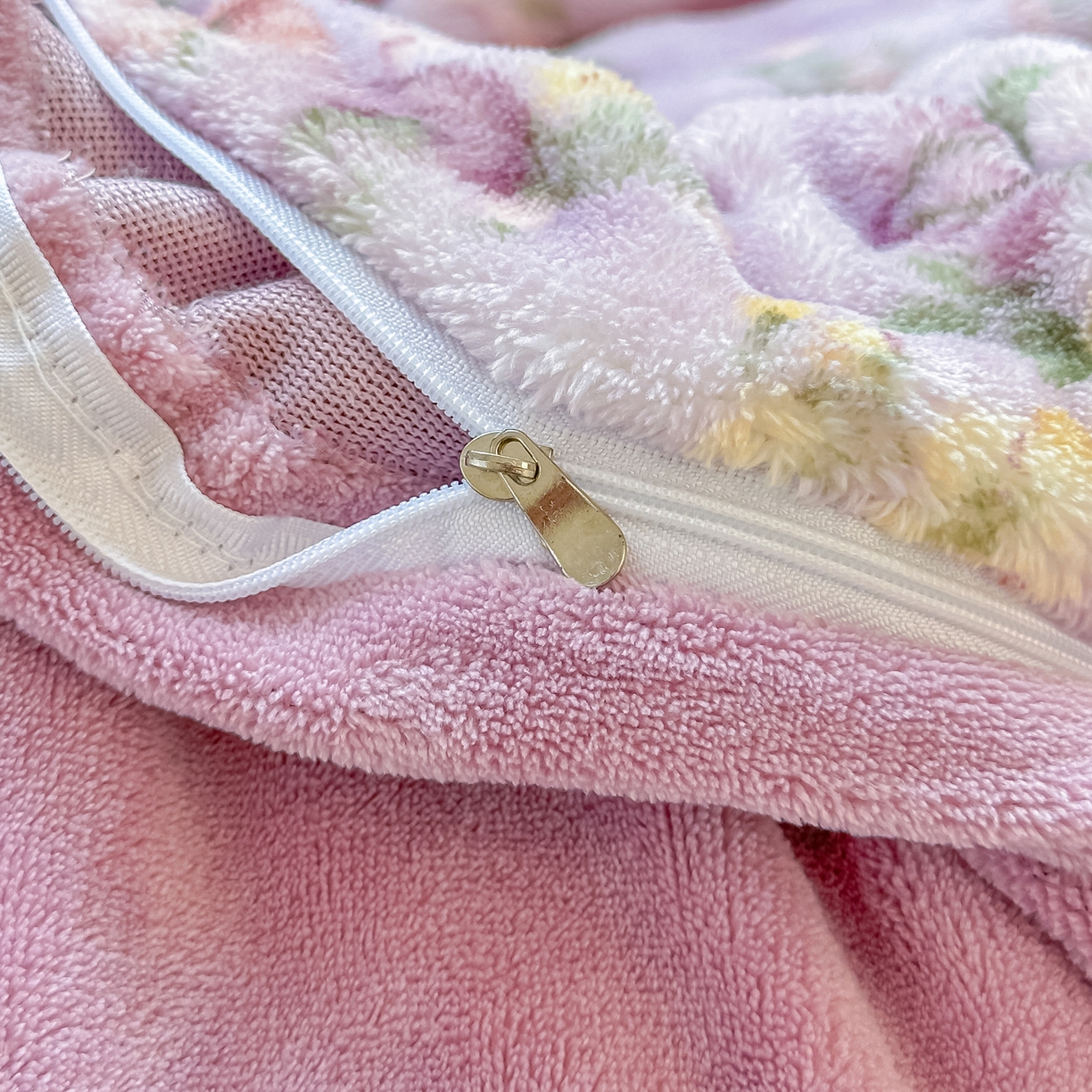 91家纺网 家纺一手货源 找家纺 归属 2025新款牛奶绒泡泡绒四件套 紫萝花