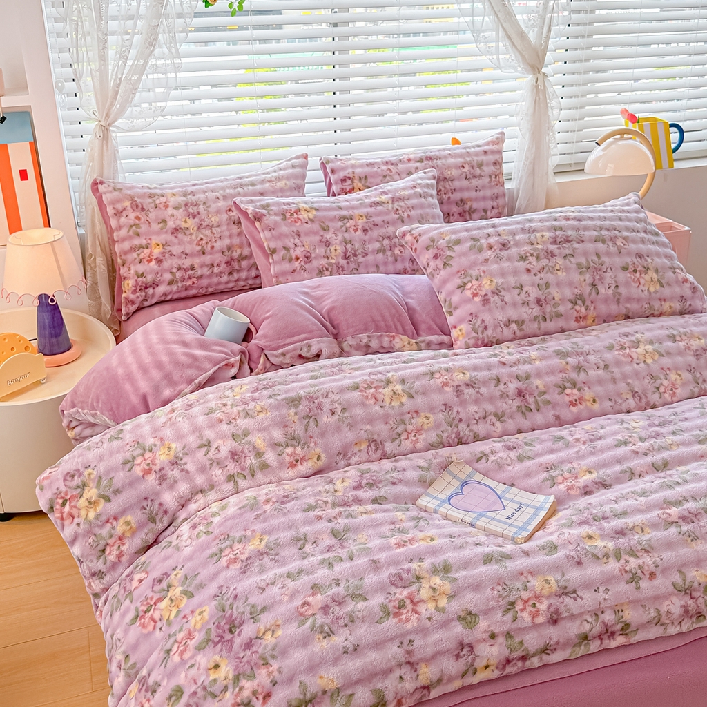 91家纺网 家纺一手货源 找家纺 归属 2025新款牛奶绒泡泡绒四件套 紫萝花