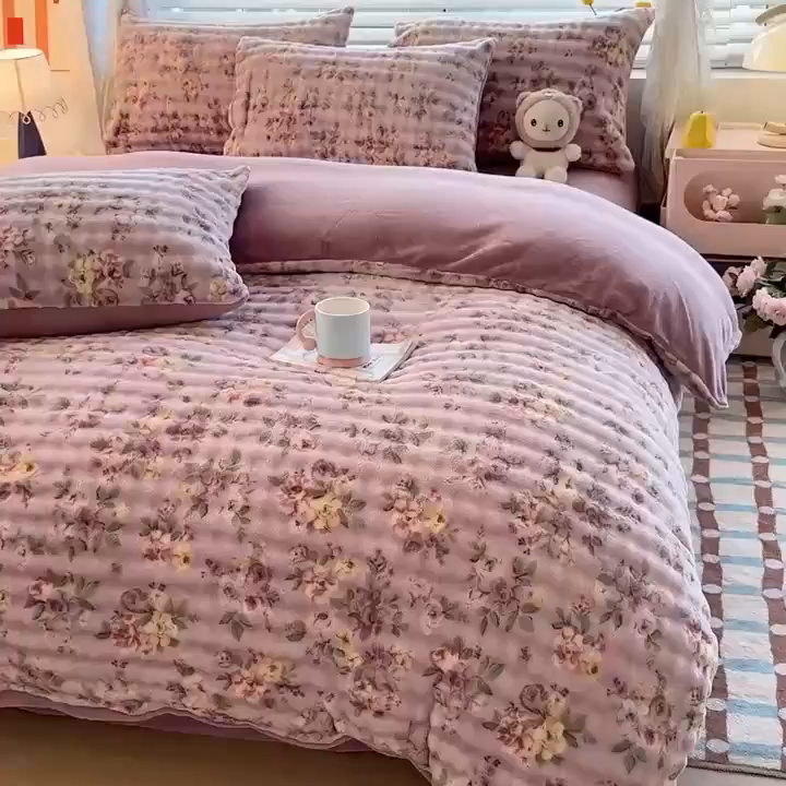 91家纺网 家纺一手货源 找家纺 归属 2025新款牛奶绒泡泡绒四件套 紫萝花