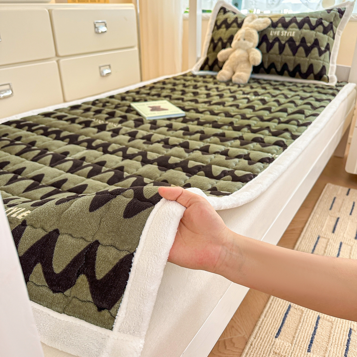 91家纺网 家纺一手货源 找家纺 （总）川悦生活 2025新款A类印花牛奶绒床垫加厚绒保暖床床褥