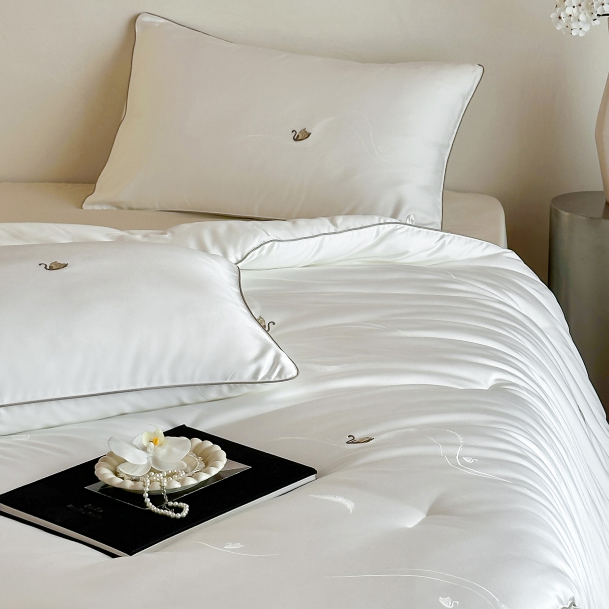 91家纺网 家纺一手货源 找家纺 一加一 2025新款臻翠剪花蛋白抗菌被子被芯-轻羽梦 流苏白