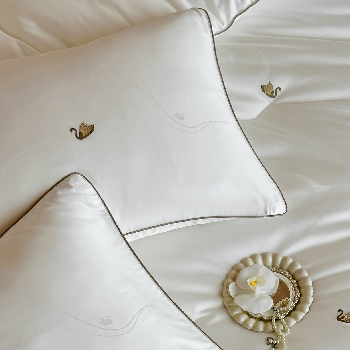 91家纺网 家纺一手货源 找家纺 一加一 2025新款臻翠剪花蛋白抗菌被子被芯-轻羽梦 流苏白