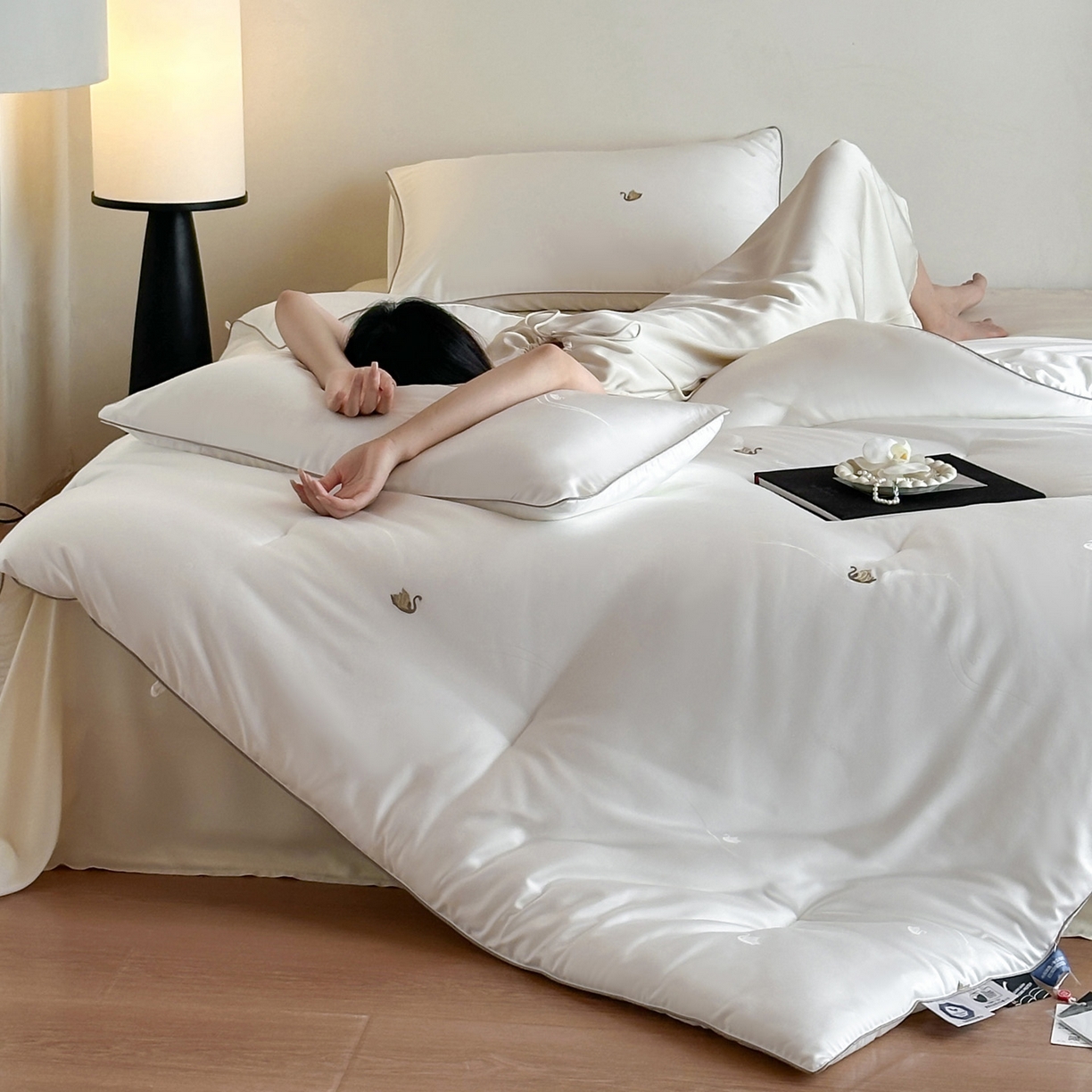 91家纺网 家纺一手货源 找家纺 一加一 2025新款臻翠剪花蛋白抗菌被子被芯-轻羽梦 流苏白