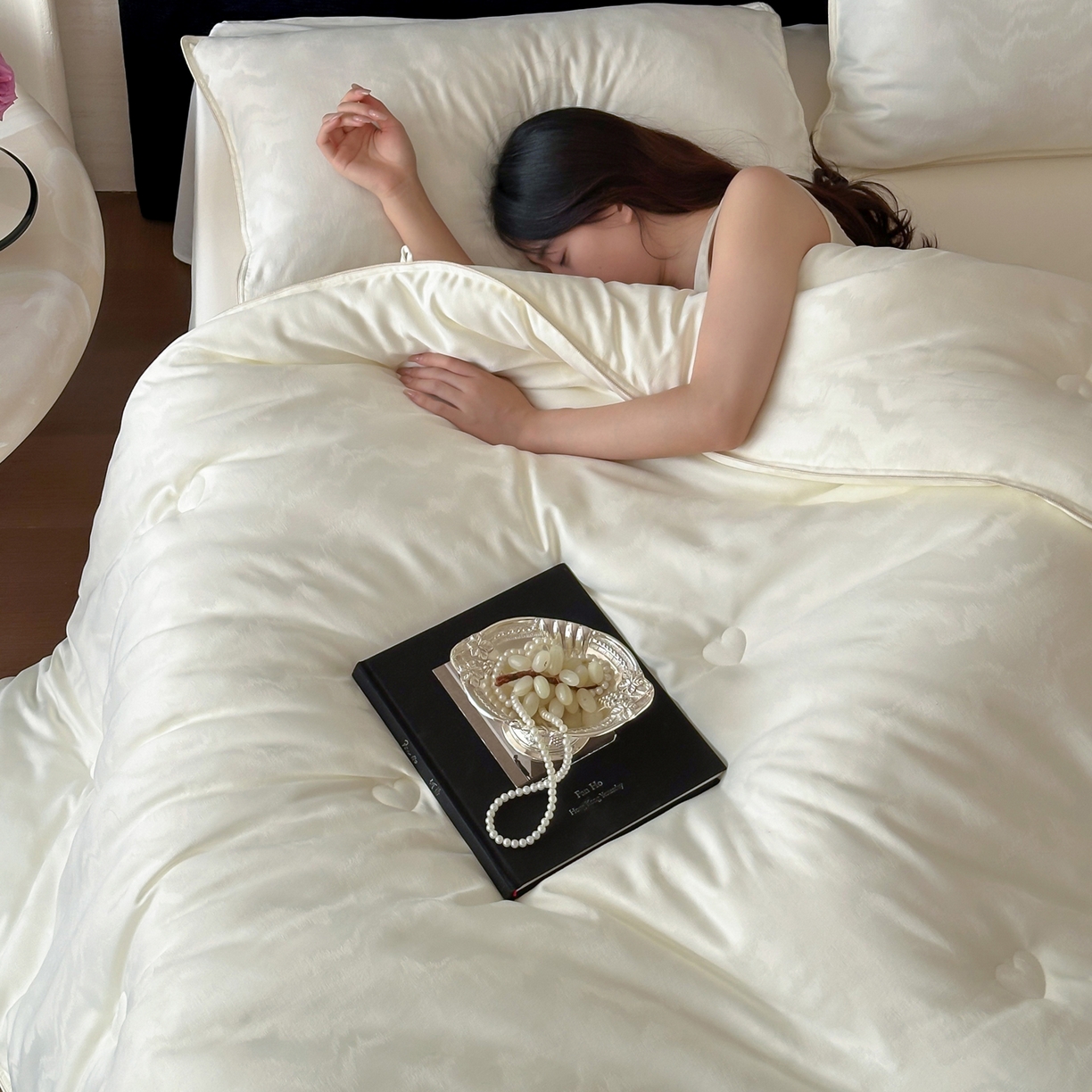 91家纺网 家纺一手货源 找家纺 一加一 2025新款御丝缎七彩银丝大提花航天恒温被子被芯 曲蕴-奶白