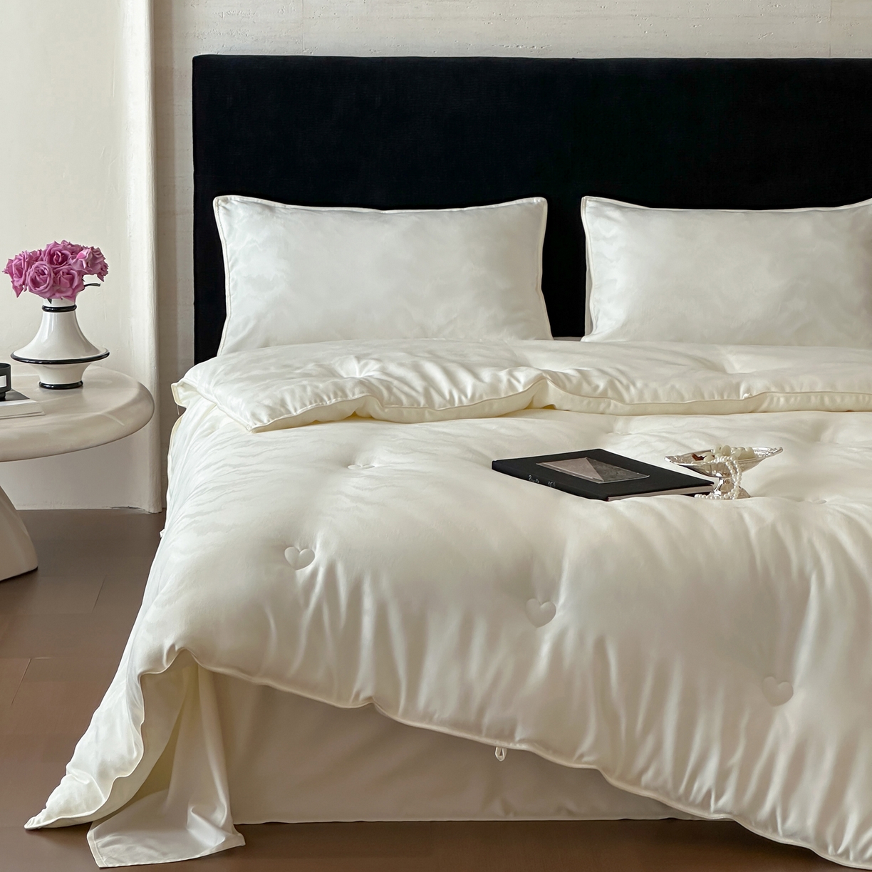 91家纺网 家纺一手货源 找家纺 一加一 2025新款御丝缎七彩银丝大提花航天恒温被子被芯 曲蕴-奶白