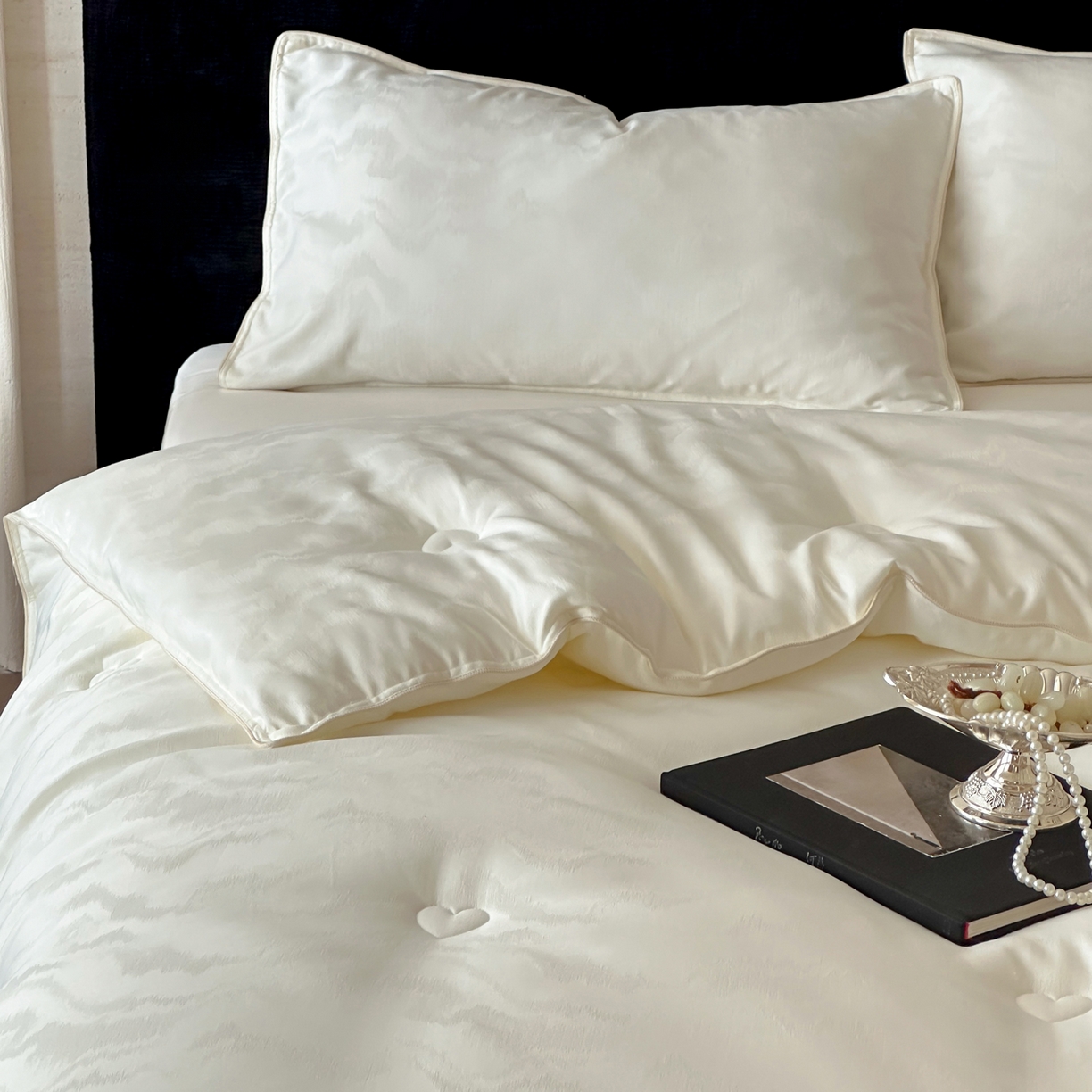 91家纺网 家纺一手货源 找家纺 一加一 2025新款御丝缎七彩银丝大提花航天恒温被子被芯 曲蕴-奶白