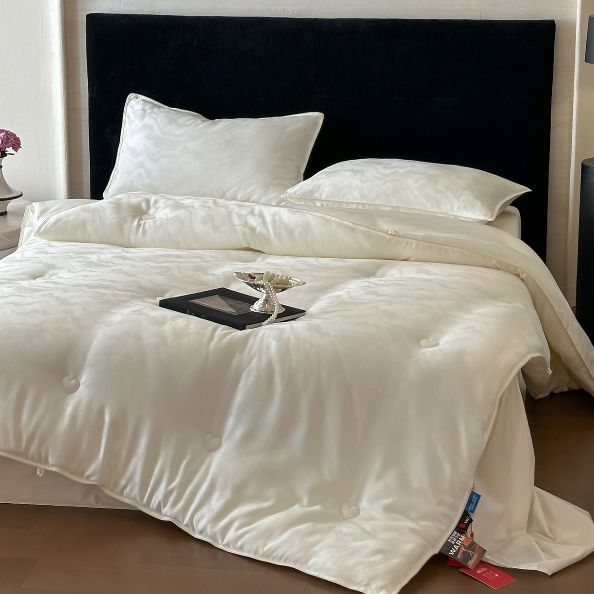 91家纺网 家纺一手货源 找家纺 一加一 2025新款御丝缎七彩银丝大提花航天恒温被子被芯 曲蕴-奶白