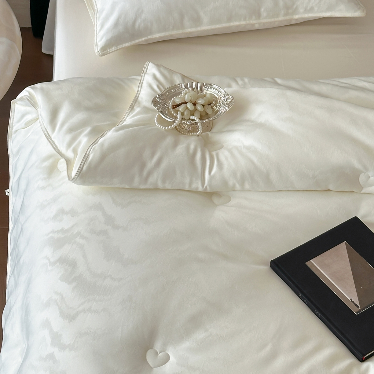 91家纺网 家纺一手货源 找家纺 一加一 2025新款御丝缎七彩银丝大提花航天恒温被子被芯 曲蕴-奶白