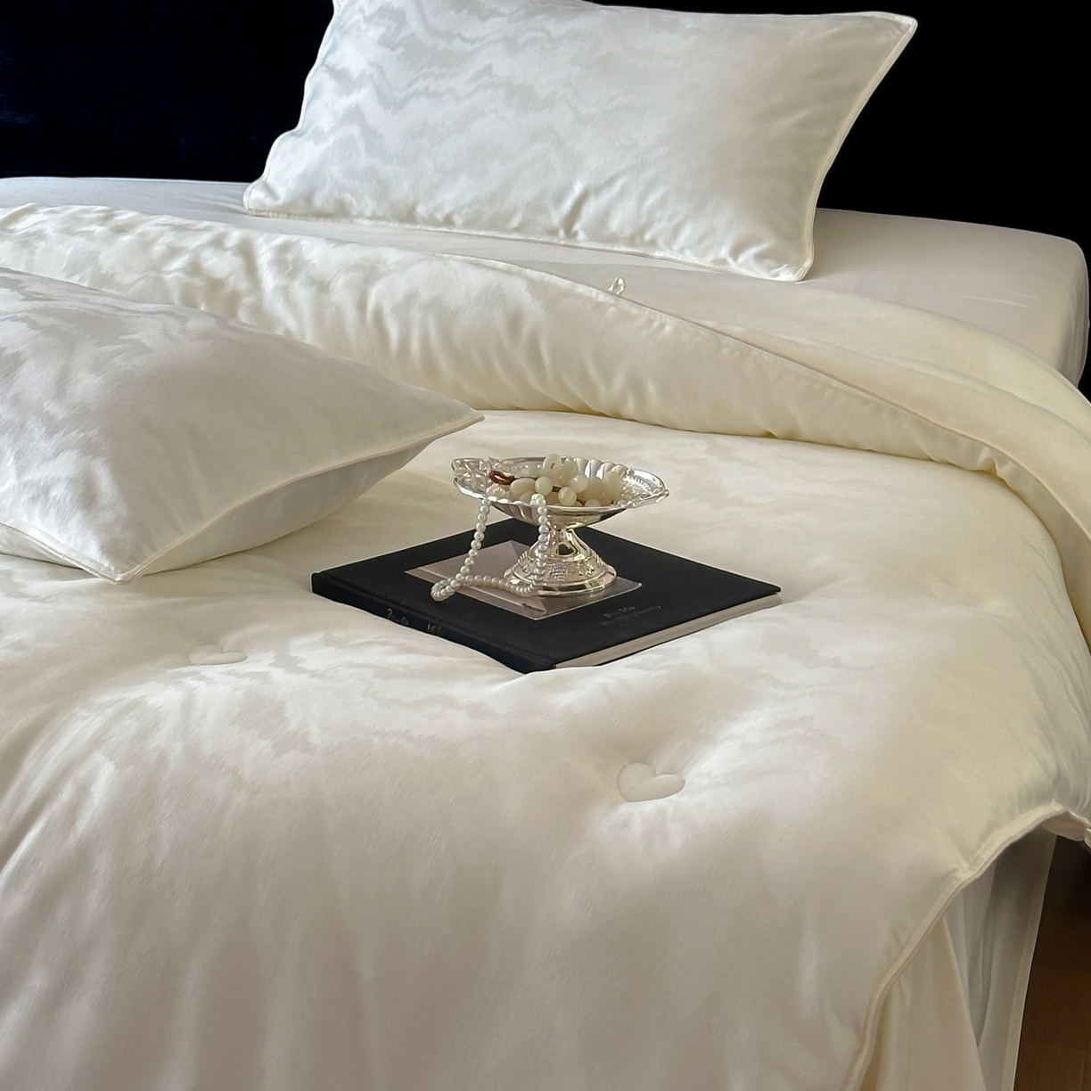 91家纺网 家纺一手货源 找家纺 一加一 2025新款御丝缎七彩银丝大提花航天恒温被子被芯 曲蕴-奶白