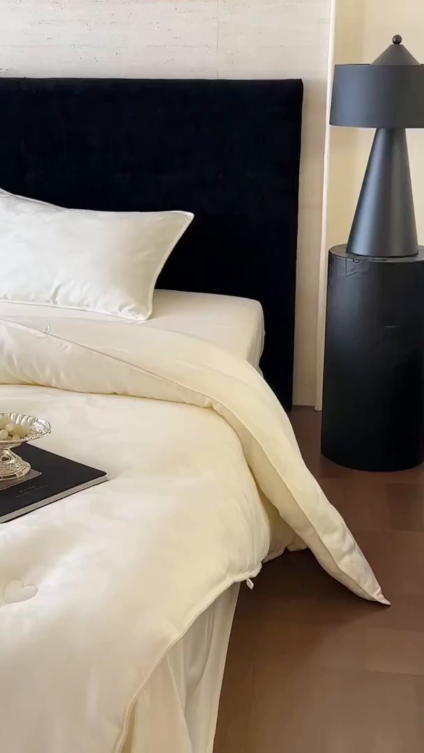 91家纺网 家纺一手货源 找家纺 一加一 2025新款御丝缎七彩银丝大提花航天恒温被子被芯 曲蕴-奶白