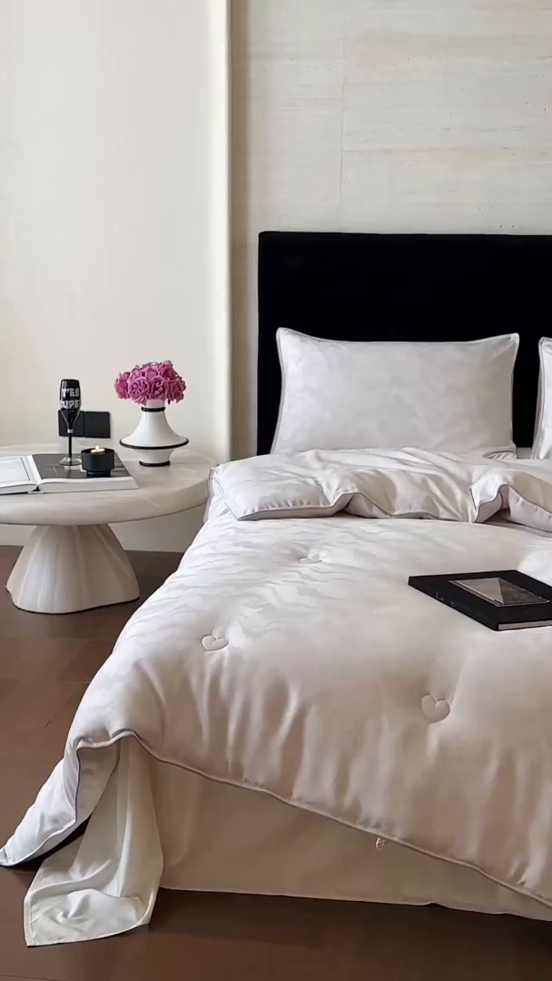 91家纺网 家纺一手货源 找家纺 一加一 2025新款御丝缎七彩银丝大提花航天恒温被子被芯 曲蕴-香槟银