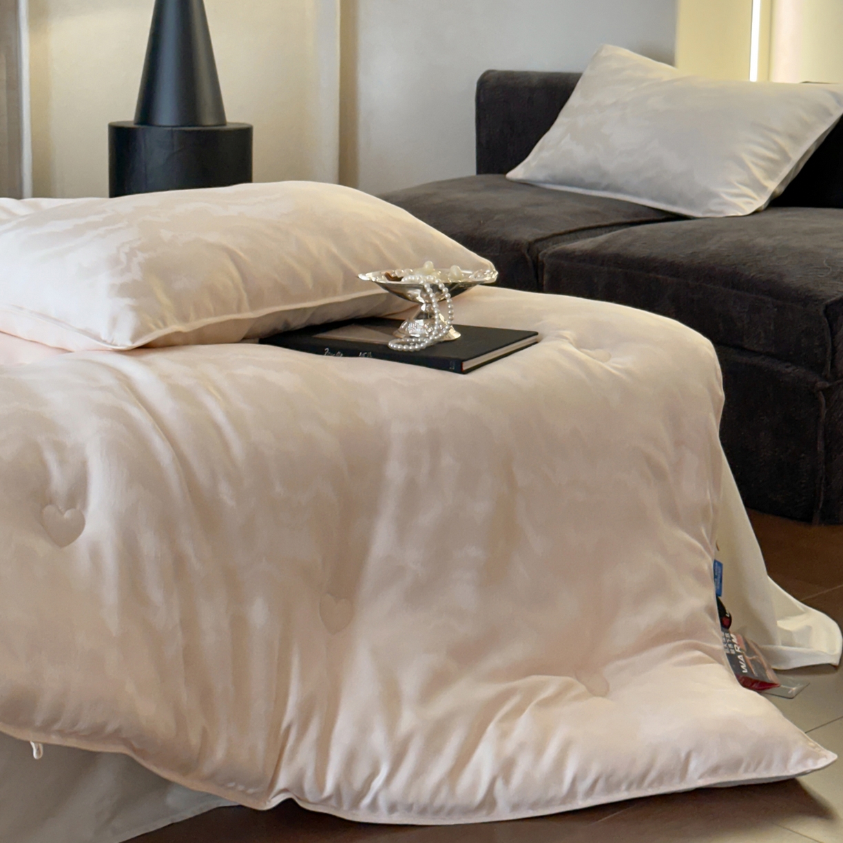 91家纺网 家纺一手货源 找家纺 一加一 2025新款御丝缎七彩银丝大提花航天恒温被子被芯 曲蕴-香槟玉