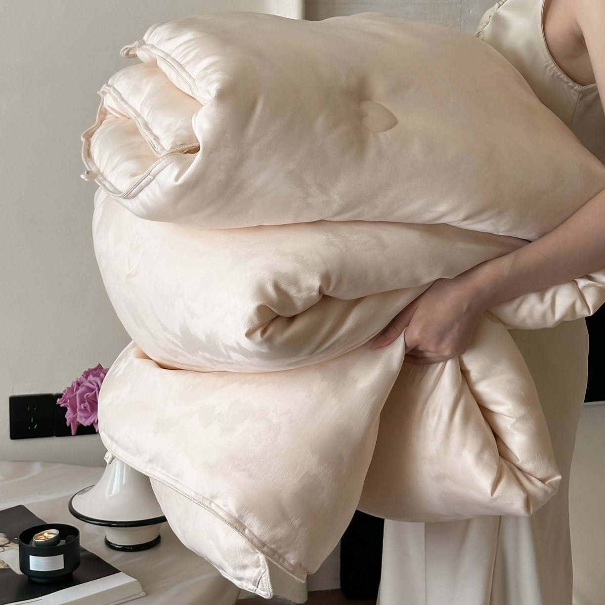 91家纺网 家纺一手货源 找家纺 一加一 2025新款御丝缎七彩银丝大提花航天恒温被子被芯 曲蕴-香槟玉