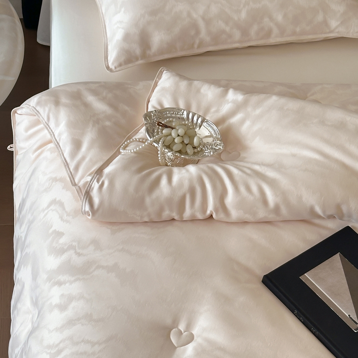 91家纺网 家纺一手货源 找家纺 一加一 2025新款御丝缎七彩银丝大提花航天恒温被子被芯 曲蕴-香槟玉