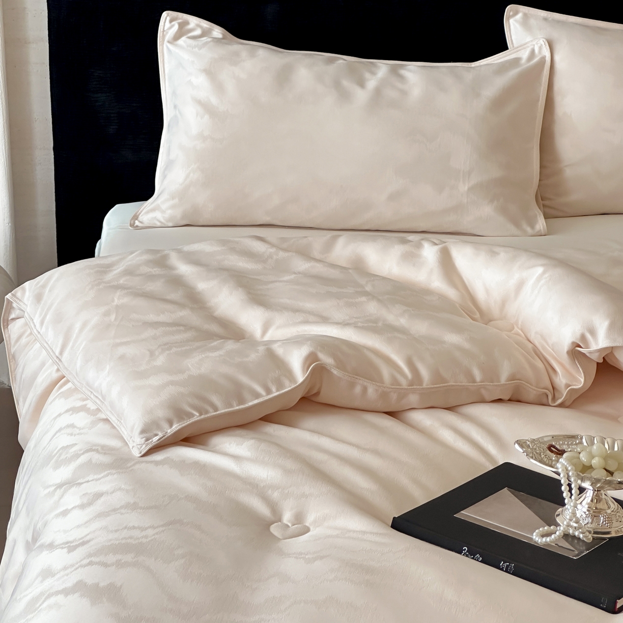 91家纺网 家纺一手货源 找家纺 一加一 2025新款御丝缎七彩银丝大提花航天恒温被子被芯 曲蕴-香槟玉