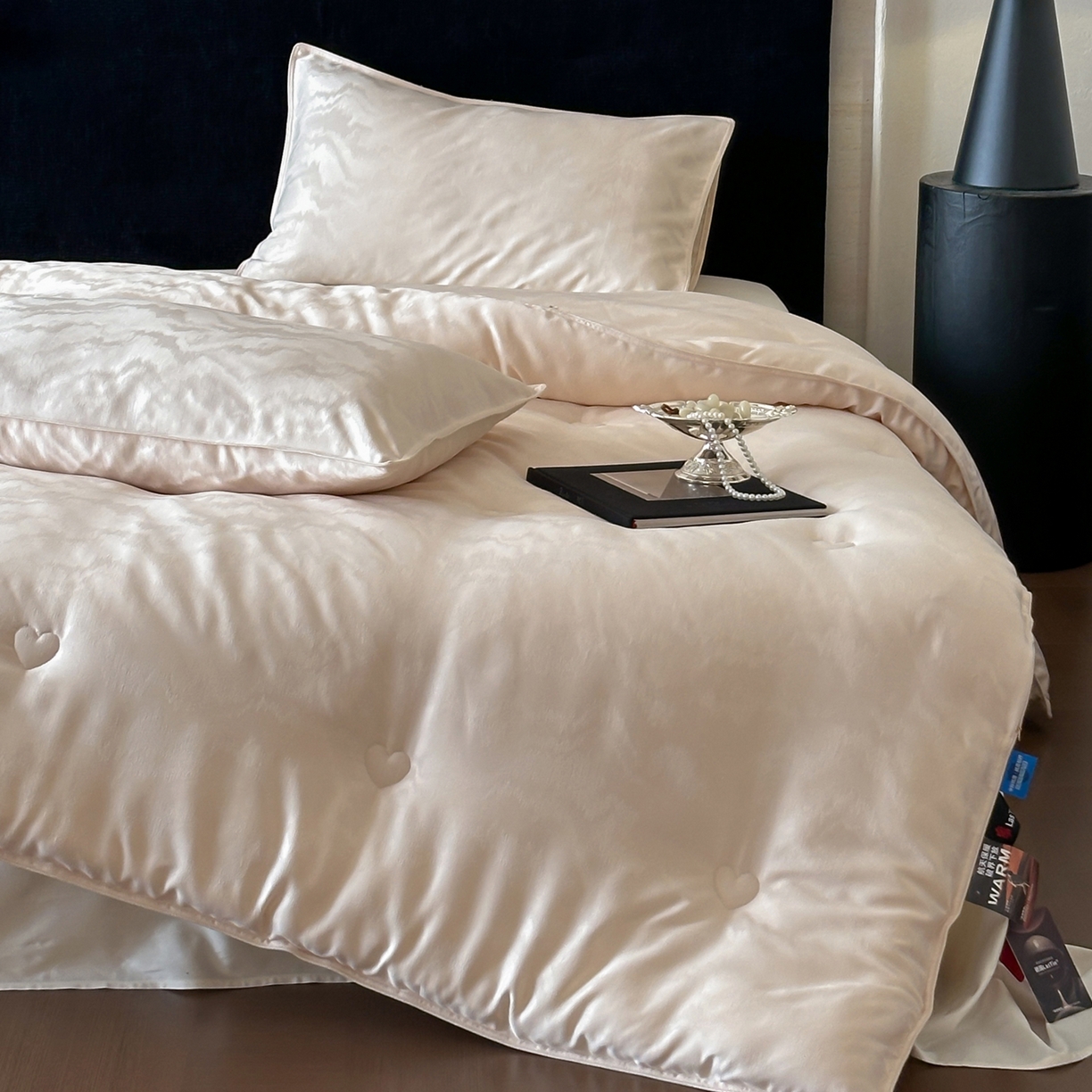 91家纺网 家纺一手货源 找家纺 一加一 2025新款御丝缎七彩银丝大提花航天恒温被子被芯 曲蕴-香槟玉