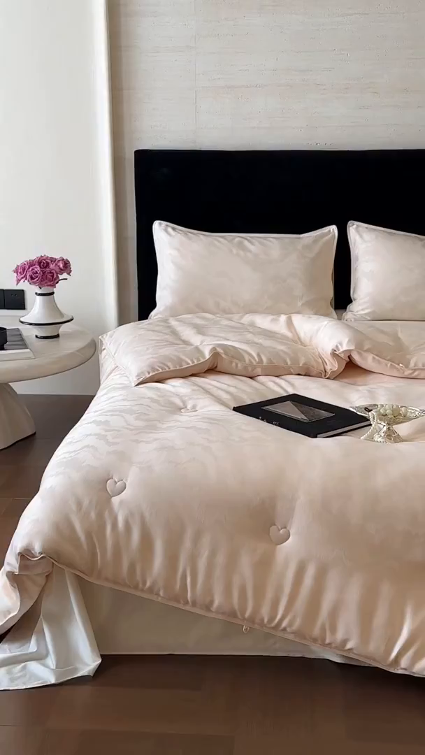 91家纺网 家纺一手货源 找家纺 一加一 2025新款御丝缎七彩银丝大提花航天恒温被子被芯 曲蕴-香槟玉