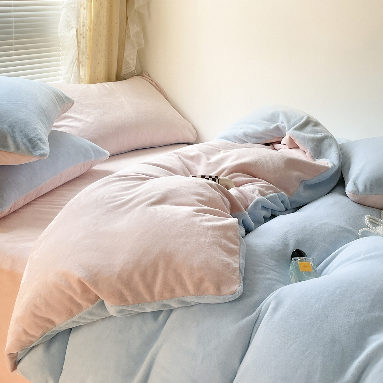 91家纺网 家纺一手货源 找家纺 大元 2025新款200g素色双拼牛奶绒四件套 浅蓝+桃粉