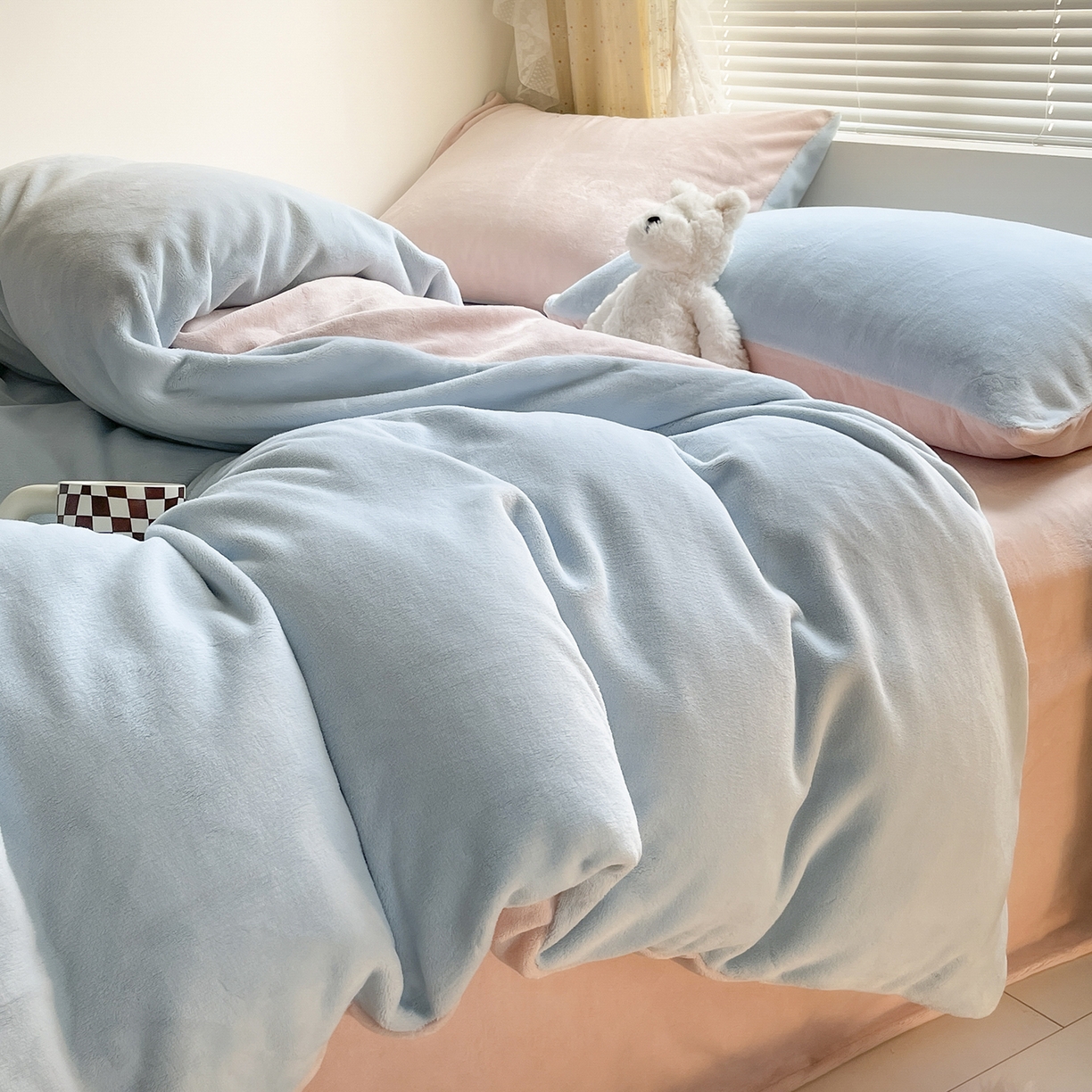 91家纺网 家纺一手货源 找家纺 大元 2025新款200g素色双拼牛奶绒四件套 浅蓝+桃粉