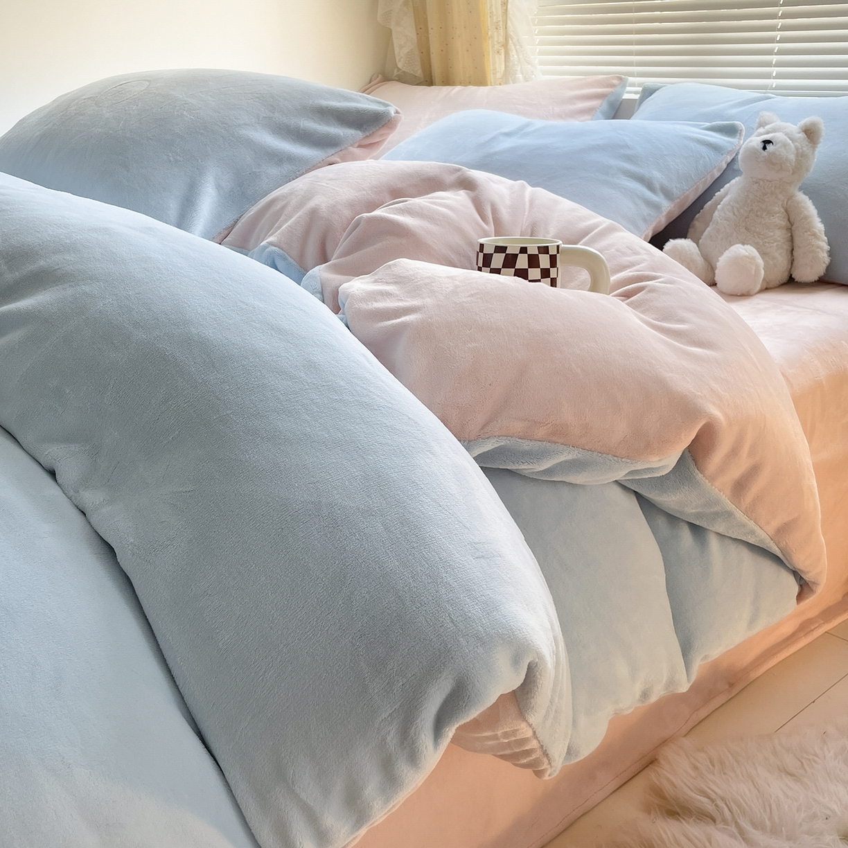91家纺网 家纺一手货源 找家纺 大元 2025新款200g素色双拼牛奶绒四件套 浅蓝+桃粉